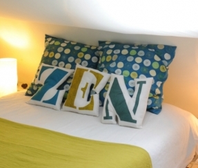 Coussin en forme de lettre