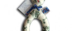Hochet ourson en toile de Jouy