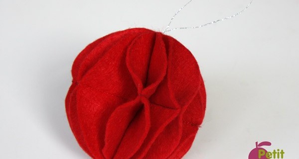 Boule de Noël en feutrine