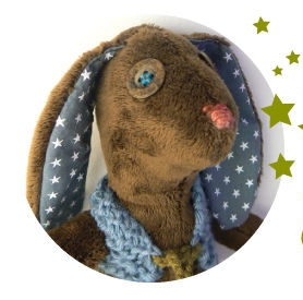 Jouet De Lapin En Peluche Cousu Souriant En Costume Bleu Design Et Chapeau  Assis Près De La Bande De Mesure En Coton Maigre à La Machine à Coudre