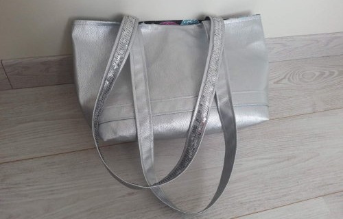 Sac argenté en simili cuir avec anses à paillettes