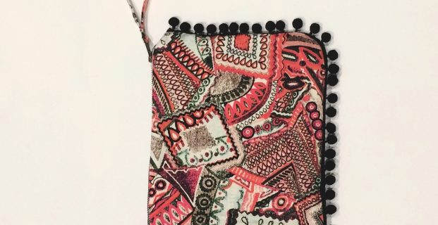 Pochette ethnique avec des pompons pour l’été