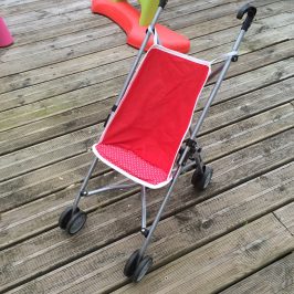 Une housse de poussette pour poupée