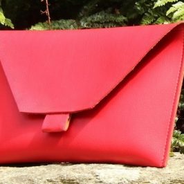 Pochette enveloppe en simili