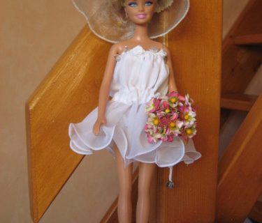 2 robes de mariée pour poupée barbie