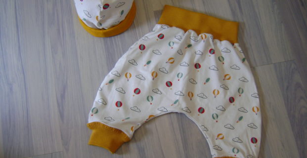 Pour BB : un bonnet + un sarouel en jersey, REVERSIBLES