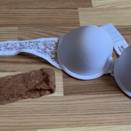 Comment faire tenir un soutien-gorge sans bretelle?