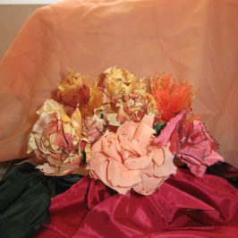 Fleurs en tissu brûlé