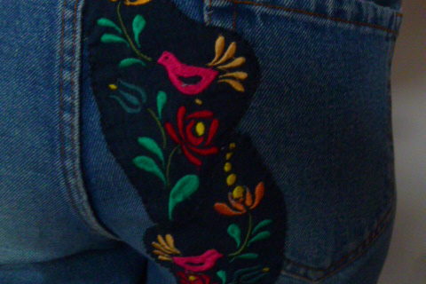 Cacher un trou dans un jean